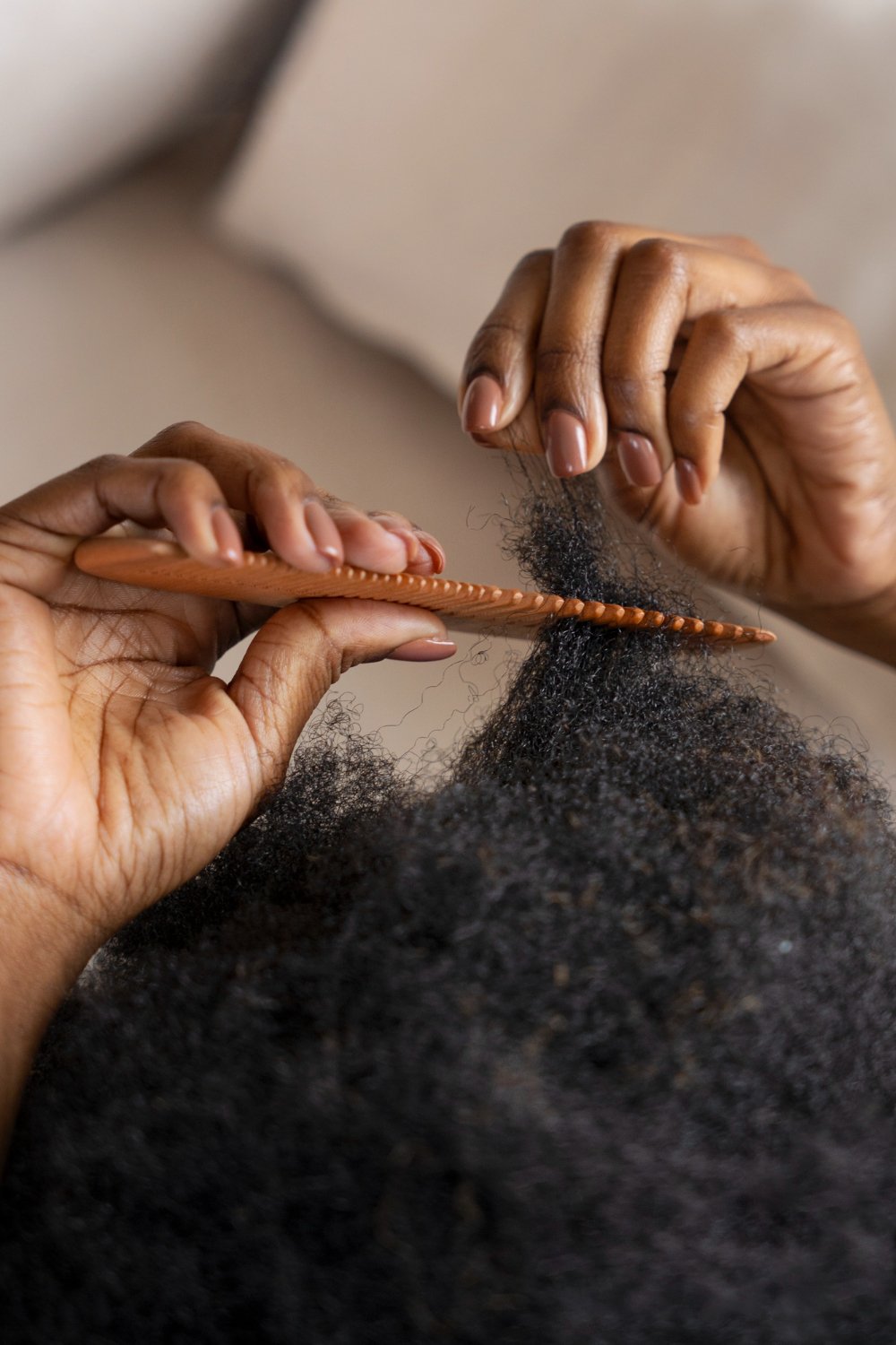 mujer-peinando-cabello-afro-peine